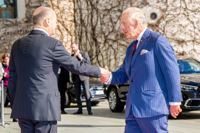 Le roi Charles III et Olaf Scholz se serrent la main avant un meeting à Berlin le 30 mars 2023.