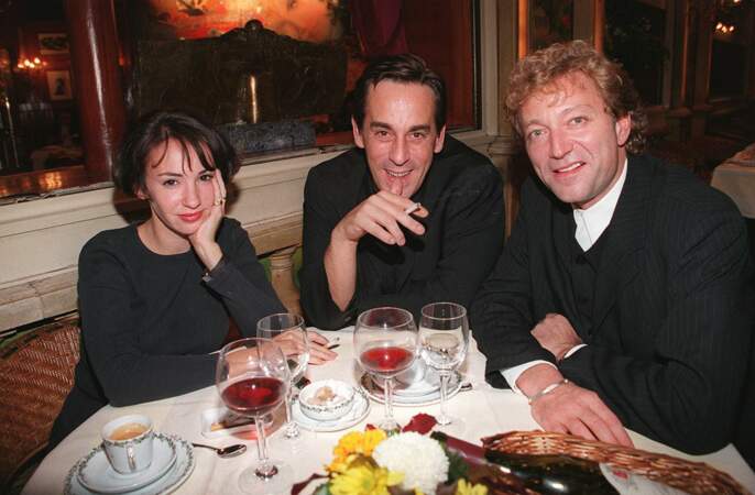 En 1995, Thierry Ardisson produit et présente Paris Dernière sur la chaîne Paris Première. Il a 46 ans.