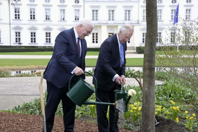 Avant la suite des événements, petite séance de jardinage en compagnie du Président Frank-Walter Steinmeier.