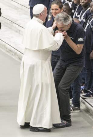 Le 2 août 2017, le chanteur Andrea Bocelli va à la rencontre du Pape François. 