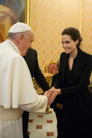 Le 8 janvier 2015, le Pape François reçoit Angelina Jolie au Vatican lors d'une audience privée, après une projection de son film "Unbroken". 