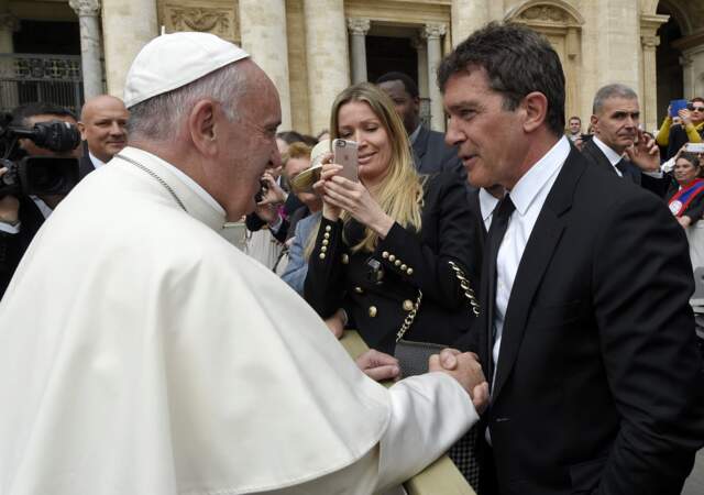 L'acteur espagnol Antonio Banderas et sa petite amie Nicole Kimpel rencontrent le pape François le 13 avril 2016 au Vatican. 