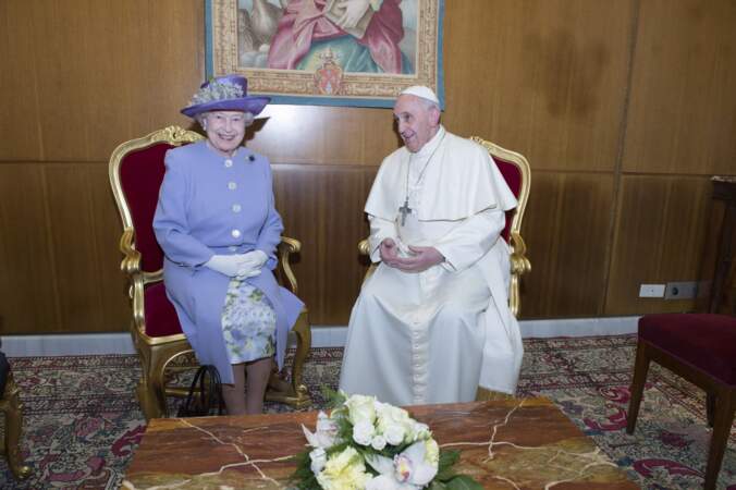 La reine Elisabeth II d’Angleterre a rencontré le Pape François au cours de son règne. 