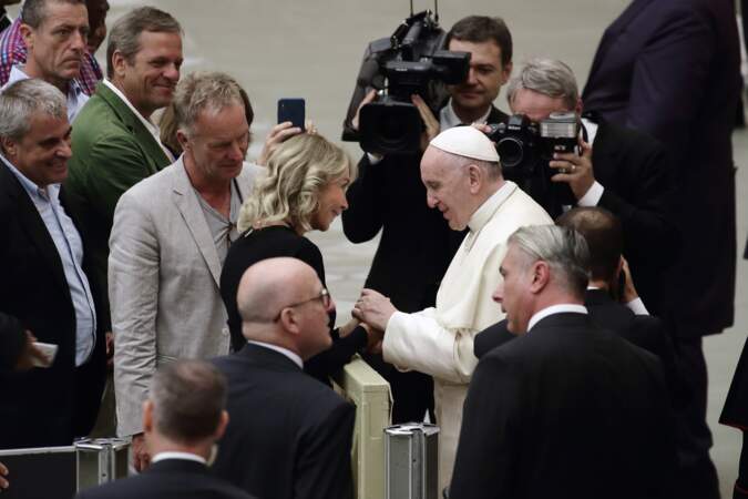 Le chanteur Sting et sa femme reçus par le Pape François au Vatican le 8 août 2018. 