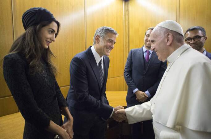 Le 29 mai 2016, George Clooney et son épouse Amal rencontrent le Pape François au Vatican. 