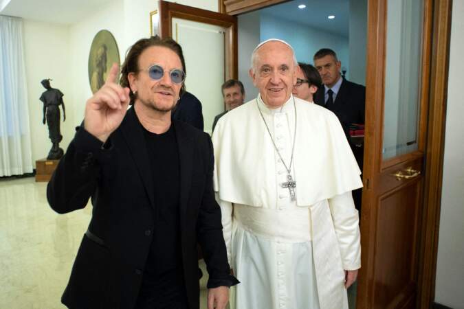 Bono, le leader de U2, rencontre le pape François lors d'une audience privée au Vatican le 19 septembre 2018. 