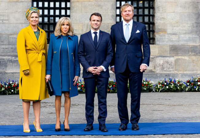 Le président Emmanuel Macron et Brigitte Macron prennent la pose avec le Roi Willem-Alexander et la Reine Máxima des Pays-Bas au palais royal à Amsterdam, le 11 avril 2023.