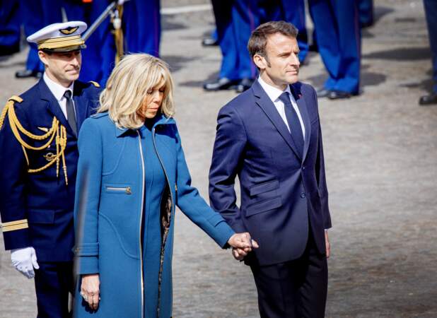 Le président de la République française Emmanuel Macron et sa femme la Première dame Brigitte Macron en visite d’État au Royaume des Pays-Bas lors de la cérémonie de recueillement devant le monument national de la place du Dam à Amsterdam, Pays-Bas, le 11 avril 2023.