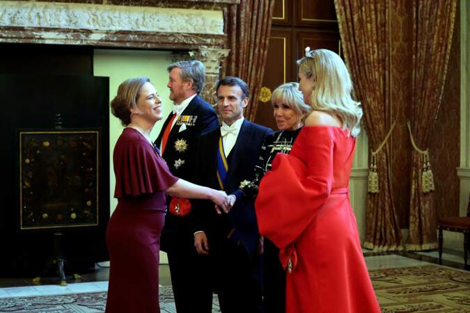 Tous les invités tiennent à saluer le président français et son épouse.