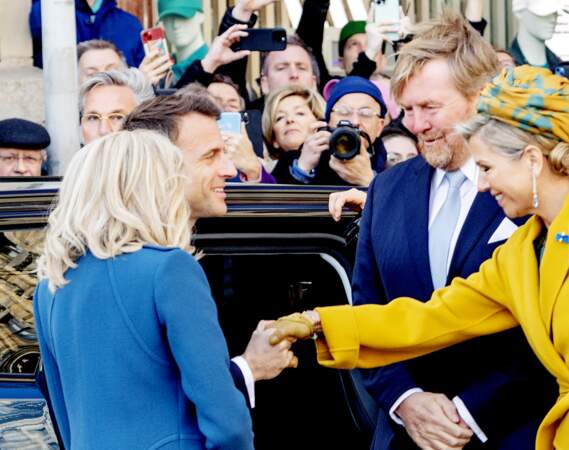 Accueil officiel du président Emmanuel Macron et de Brigitte Macron par le Roi Willem-Alexander et la Reine Máxima des Pays-Bas au palais royal à Amsterdam.