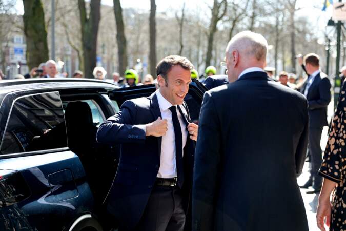 Après son déplacement en Chine, le président Emmanuel Macron et sa femme Brigitte sont allés à la rencontre du président du Sénat et de la présidente de la chambre des députés à La Haye lors de la visite d'état du président français aux Pays-Bas, le 11 avril 2023.
