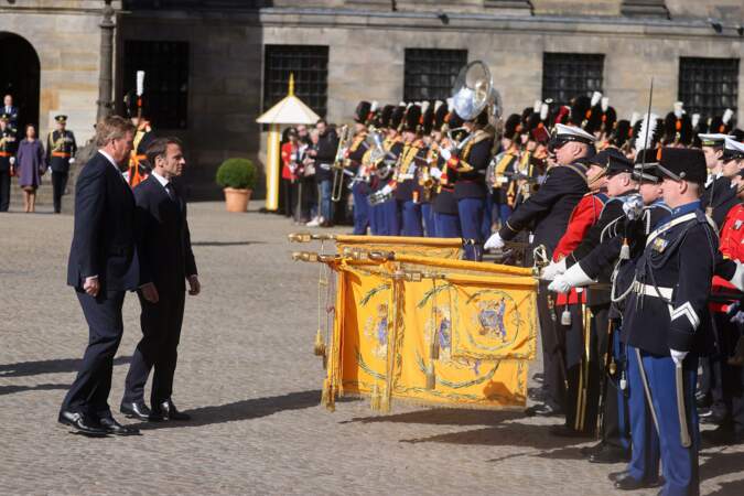 Accueil officiel du président Emmanuel Macron et de Brigitte Macron par le Roi Willem-Alexander et la Reine Máxima des Pays-Bas au palais royal à Amsterdam.