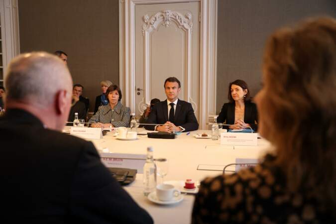 Le président Emmanuel Macron assiste à une réunion avec Catherine Colonna, ministre de l’Europe et des Affaires étrangères ainsi qu'avec Laurence Boone, Secrétaire d'État auprès de la ministre de l'Europe et des Affaires étrangères, chargée de l'Europe.
