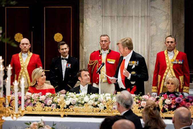 Le couple présidentiel a été placé entre le roi Willem-Alexander et son épouse.