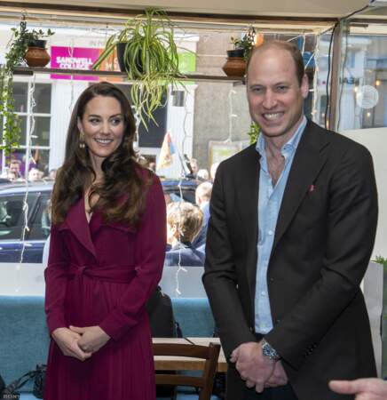 Le prince William et la princesse Kate ont œuvré, avec une famille de restaurateurs indiens, à la préparation d'un rôti.