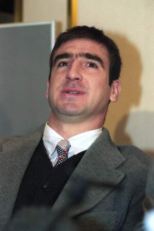 En mars 1995, Eric Cantona traverse une période difficile : après une altercation avec un supporter de l’équipe adverse, il est condamné à 120 heures de travaux d’intérêt général et une suspension de neuf mois étendue au niveau international par la FIFA. Il a alors 29 ans.