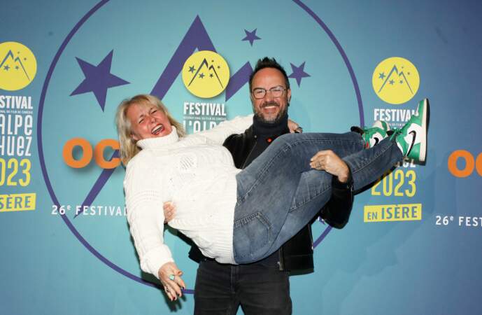 Valérie Damidot (58 ans) et Jarry prennent la pose sur le photocall de la cérémonie de clôture du 26ème Festival de l'Alpe d'Huez en 2023.