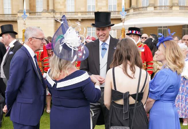 Le prince William, prince de Galles discute avec les convives lors d'une Garden Party au palais de Buckingham à Londres, Royaume Uni, le 9 mai 2023.