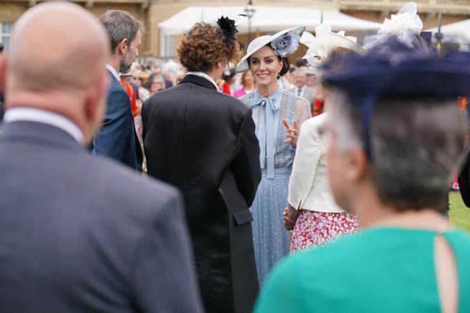 Kate Middleton en pleine discussion dans les jardins de Buckingham Palace, le 9 mai 2023.