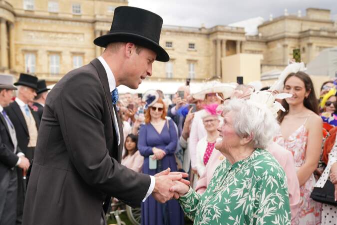 Le prince William, prince de Galles rencontre Dame Elizabeth Watt lors d'une Garden Party au palais de Buckingham à Londres.