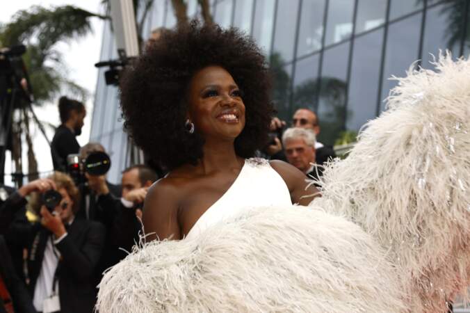 Viola Davis pose devant les photographes lors de la montée des marches pour "Monster" lors du 76ème Festival de Cannes