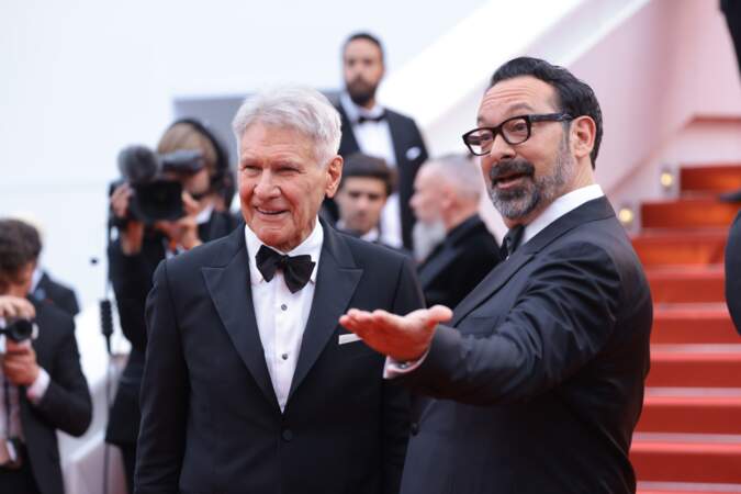 Harrison Ford et le réalisateur James Mangold semblent prendre plaisir à jouer avec les photographes pour la montée des marches pour le film Indiana Jones et le Cadran de la destinée lors du Festival de Cannes 2023 