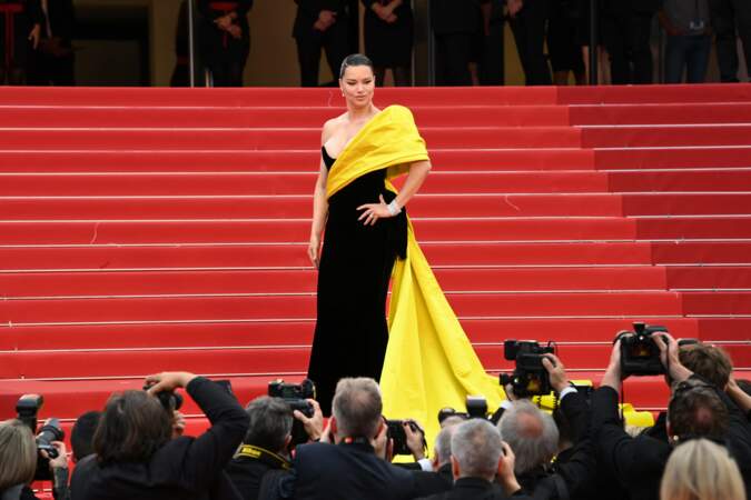 La mannequin brésilienne Adriana Lima monte les marches pour le film Indiana Jones et le Cadran de la destinée lors du Festival de Cannes 2023