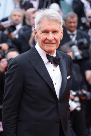 Harrison Ford est radieux pour son retour sur les marches de Cannes. Aujourd'hui, il monte les marches pour le film Indiana Jones et le Cadran de la destinée lors du Festival de Cannes 2023