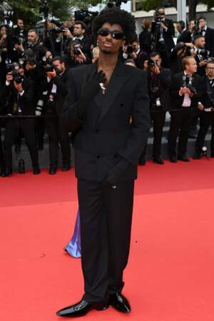 Alton Mason monte les marches pour le film Indiana Jones et le Cadran de la destinée lors du Festival de Cannes 2023