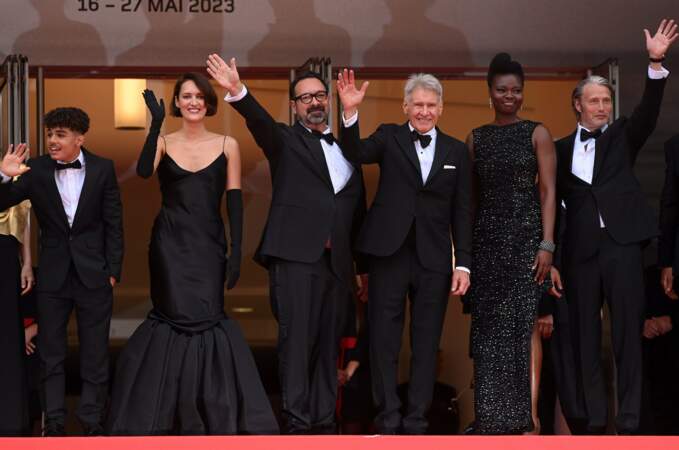 Toute l'équipe du film Indiana Jones avec Ethann Isidore, Phoebe Waller-Bridge, James Mangold, Harrison Ford, Shaunette Renee Wilson et Mads Mikkelson pour la montée des marches du Festival de Cannes 2023