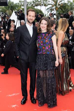 Benjamin Lavernhe et Rebecca Marder, de la Comédie Française, montent ensemble les marches pour le film Indiana Jones et le Cadran de la destinée lors du Festival de Cannes 2023