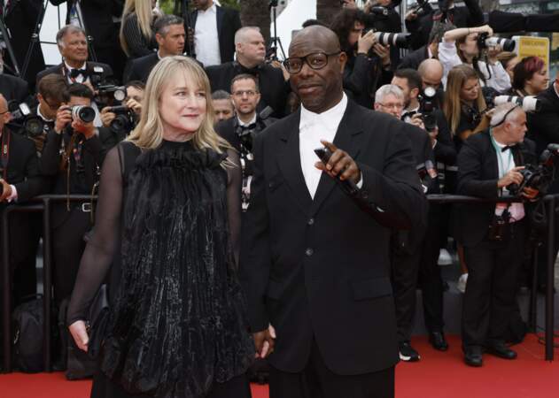 Steve McQueen et sa femme Bianca Stigter montent les marches pour le film Indiana Jones et le Cadran de la destinée lors du Festival de Cannes 2023
