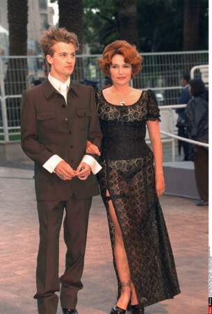 En 1998, Clémentine Célarié monte les marches de Cannes pour le film Aprile. Elle a 41 ans.