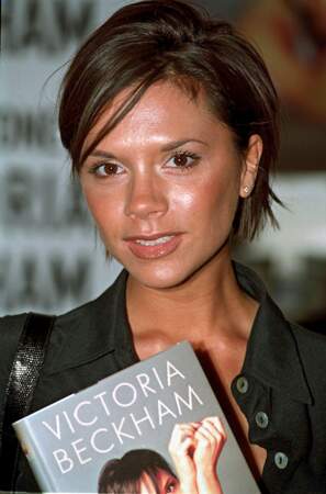 2001 : Victoria publie son autobiographie, "Learning to Fly", dans laquelle elle évoque sa relation avec David