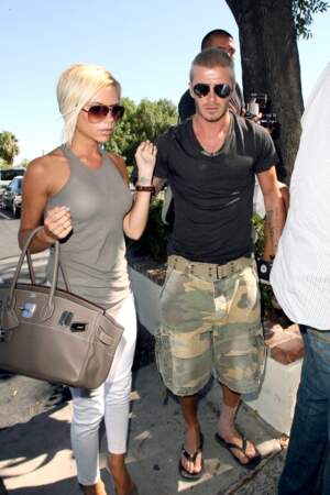 2007 : Le couple s'installe aux États-Unis suite au transfert de David Beckham dans l'équipe de football américaine Los Angeles Galaxy