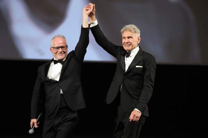 Thierry Frémeaux invite Harrison Ford sur scène pour lui remettre une Palme d'or d'honneur surprise pendant le Festival de Cannes