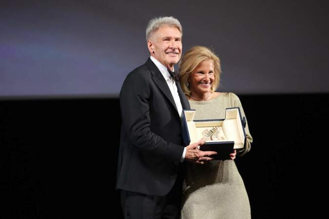 Harrison Ford reçoit sa Palme d'or d'honneur des mains d'Iris Knobloch, la présidente du Festival de Cannes