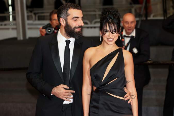 Festival de Cannes 2023 - Montée des marches du film Omar la fraise : Romain Gravas et Dua Lipa.
