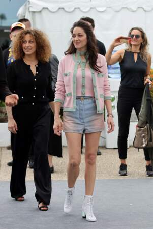 Festival de Cannes 2023 - photocall de Little Girl Blue : Marion Cotillard et la réalisatrice Mona Achache