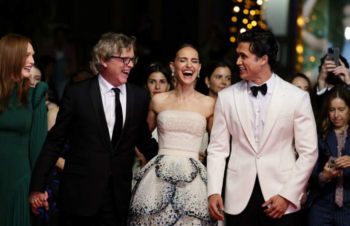Festival de Cannes 2023 - Montée des marches du film May December : une blague fait beaucoup rire Julianne Moore, Todd Haynes, Natalie Portman et Charles Melton