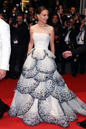 Festival de Cannes 2023 - Montée des marches du film May December : Natalie Portman porte pour l'occasion une sublime robe blanche signée Dior