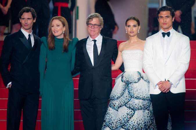 Festival de Cannes 2023 - Montée des marches du film May December : l'équipe du film avec Cory Michael Smith, Julianne Moore, Todd Haynes, Natalie Portman et Charles Melton 