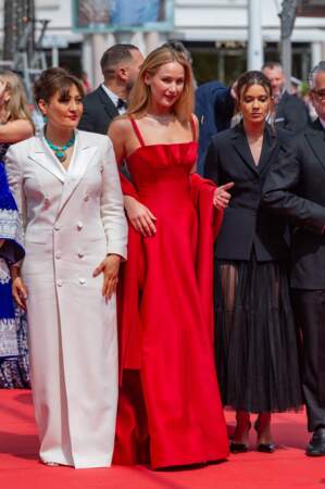 Festival de Cannes 2023 - Montée des marches du film Anatomie d'une chute : Jennifer Lawrence est accompagnée de la réalisatrice Sahra Mani.