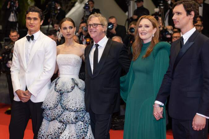 Festival de Cannes 2023 - Montée des marches du film May December : Natalie Portman est venue présenter le film avec toute l'équipe, avec sur la photo, Charles Melton, Todd Haynes, Julianne Moore et Cory Michael Smith