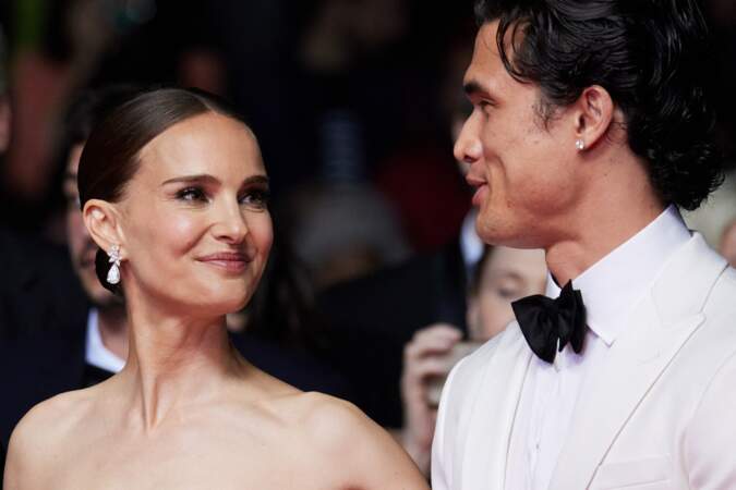 Festival de Cannes 2023 - Montée des marches du film May December : Natalie Portman semble très complice avec Charles Melton, son collègue à l'écran dans le film