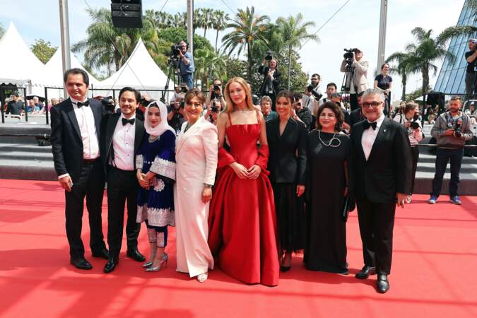 Festival de Cannes 2023 - Montée des marches du film Anatomie d'une chute : Jennifer Lawrence est accompagnée d'une partie du casting du film "Bread and Roses".