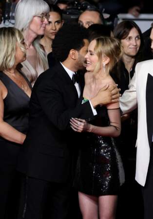 Abel Tesfaye alias The Weeknd et Lily-Rose Depp complices à la montée des marches de la série The Idol lors du 76ème Festival International du Film de Cannes, au Palais des Festivals à Cannes.