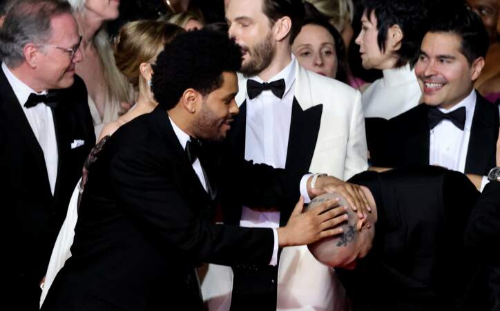 The Weeknd et Reza Fahim à la montée des marches de l'avant-première de la série The Idol au Festival de Cannes 2023.