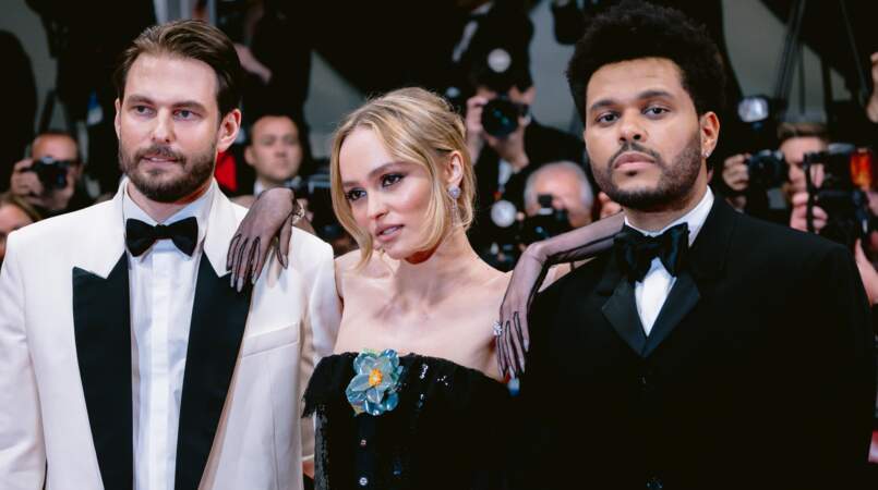 Sam Levinson, réalisateur de la série The Idol pose avec Lily-Rose Depp, interprète de Jocelyn et The Weeknd, qui incarne Tedros, à la montée des marches de The Idol le 22 mai 2023 à Cannes.