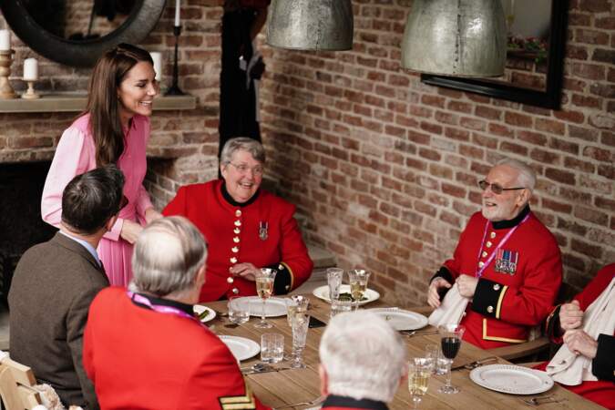 Kate Middleton, princesse de Galles, a aussi pris le temps de discuter avec les adultes, également heureux de la voir.